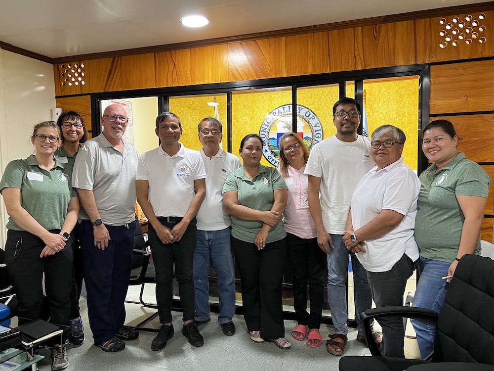 Members of the La Conexión team and the local doctor meeting with the Mayor of Viga and his team.