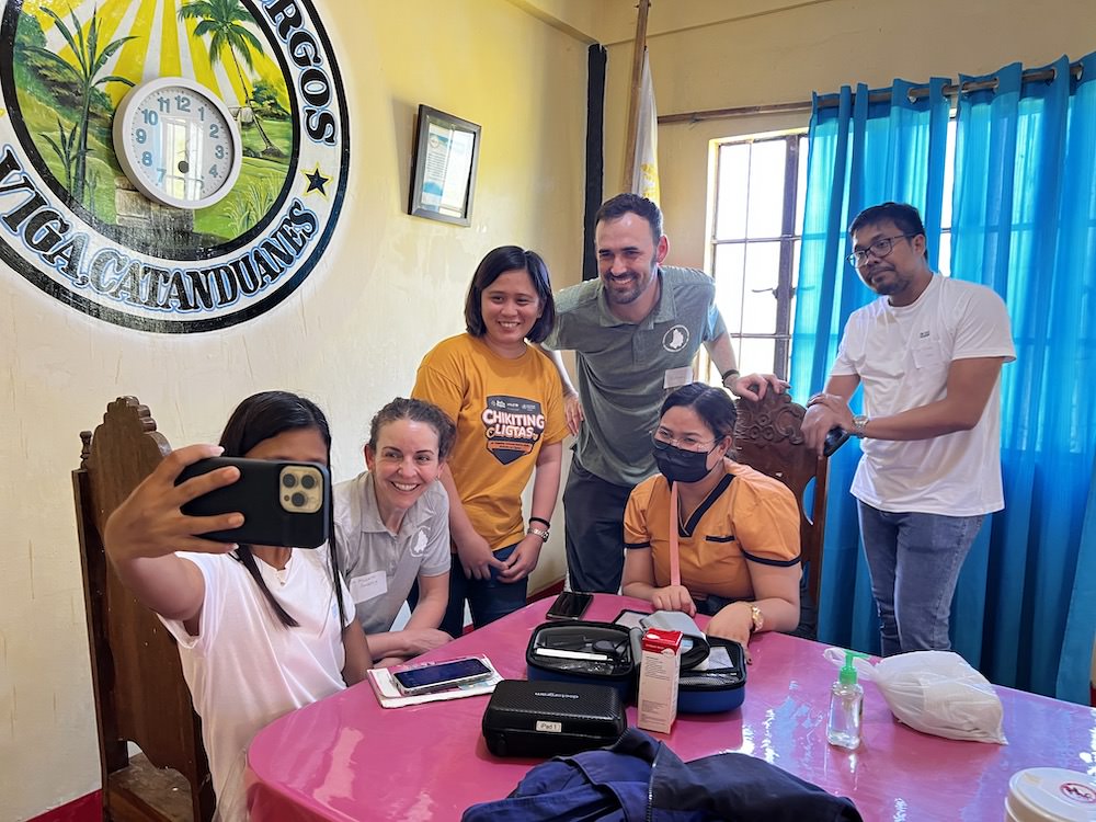 La Conexión team members and local healthcare workers taking a selfie after a clinic in Gigmoto.