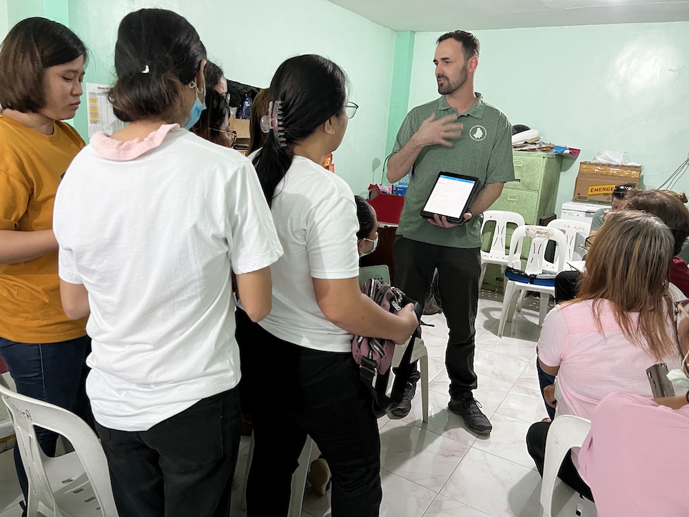 La Conexión volunteer, Michael Diehl, demonstrates the Doctorgram iPad interface to an eager group of nurses, midwives, and community health workers at Viga.